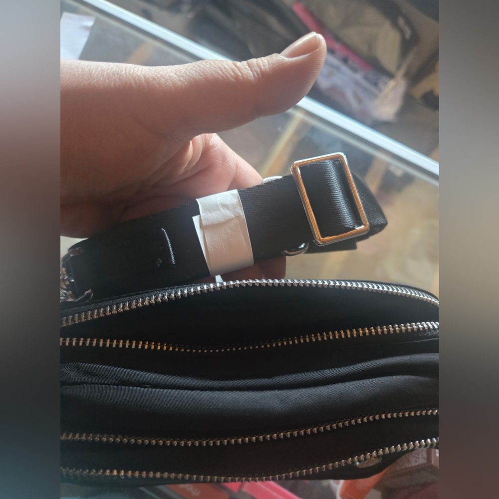 Lululemon Athletica Black Everywhere Crossbody Durable Modern bag purse gym 2L - Picture 5 of 5